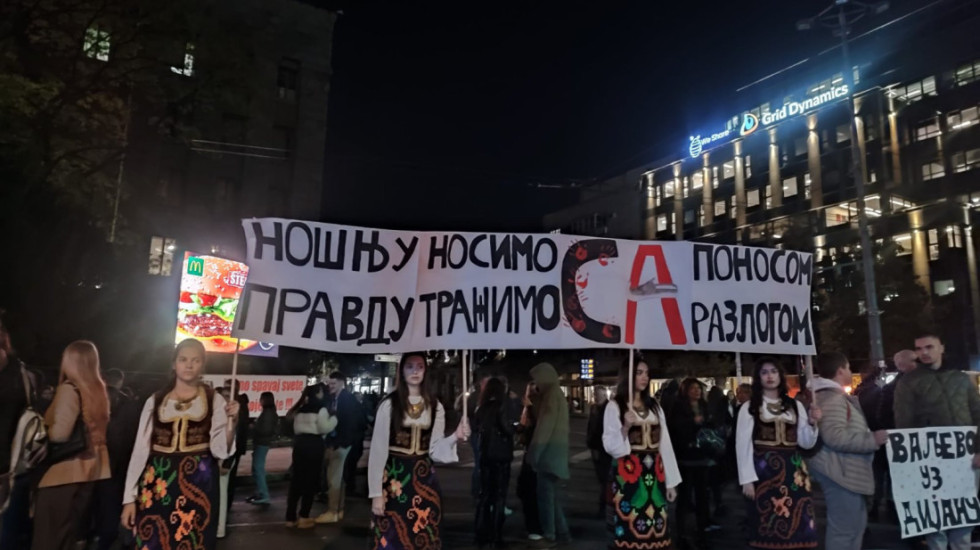 (FOTO) Mirno ispred Skupštine Srbije: Glasna muzika iz Pionirskog parka, blokirana raskrsnica Takovske i Bulevara