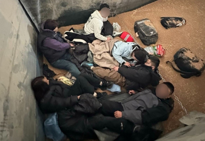 (FOTO) Sprečen pokušaj grupe migranata da pređu granicu sa Hrvatskom, otkriveni u tovaru pšenice na prelazu Šid