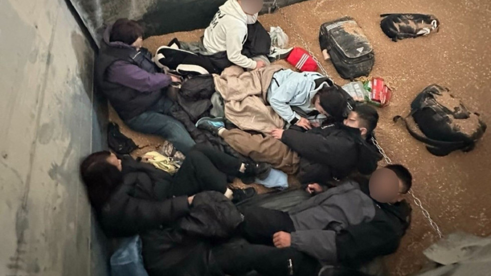 (FOTO) Sprečen pokušaj grupe migranata da pređu granicu sa Hrvatskom, otkriveni u tovaru pšenice na prelazu Šid