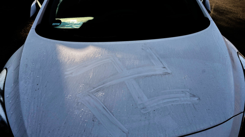 Priveden osumnjičeni koji je sopstvenom krvlju crtao svastike u Nemačkoj