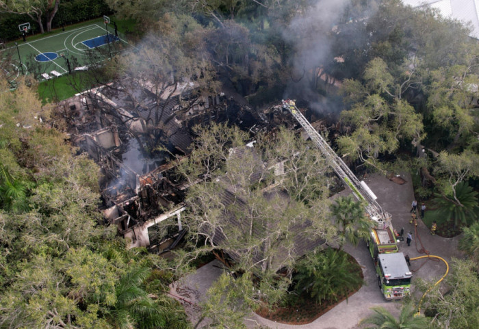 (FOTO/VIDEO) Izgorela kuća trenera Majami Hita, ostao samo košarkaški teren