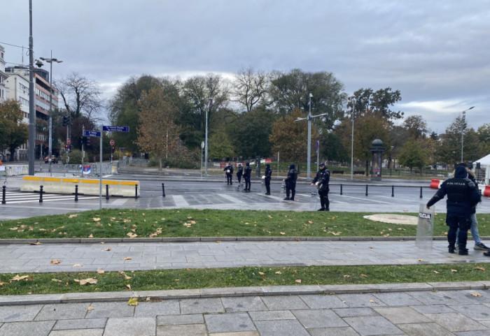 (FOTO) Ispred Skupštine mirno, Hrka i Mrdić nastavljaju sa štrajkom glađu, Takovska i Bulevar prohodni