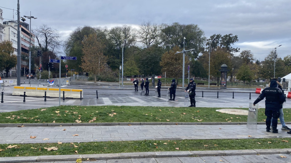 (FOTO) Dijana Hrka i Uglješa Mrdić i dalje štrajkuju glađu ispred Skupštine, blokirana raskrsnica Takovske i Bulevara