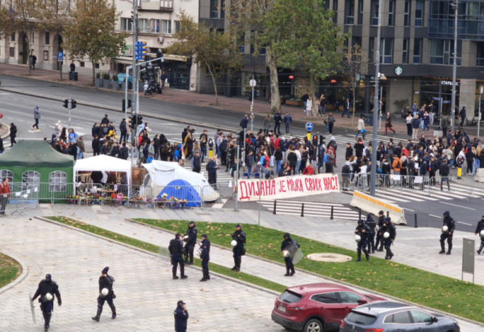 (FOTO) Dijana Hrka i Uglješa Mrdić i dalje štrajkuju glađu ispred Skupštine, blokirana raskrsnica Takovske i Bulevara