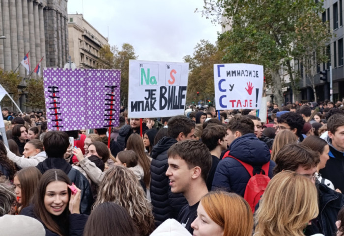 (FOTO) Dijana Hrka i Uglješa Mrdić i dalje štrajkuju glađu ispred Skupštine, blokirana raskrsnica Takovske i Bulevara