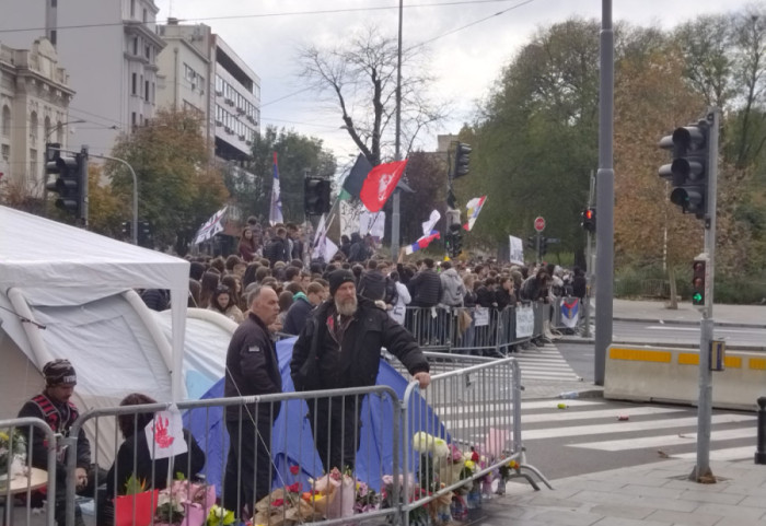 (FOTO) Dijana Hrka i Uglješa Mrdić i dalje štrajkuju glađu ispred Skupštine, blokirana raskrsnica Takovske i Bulevara