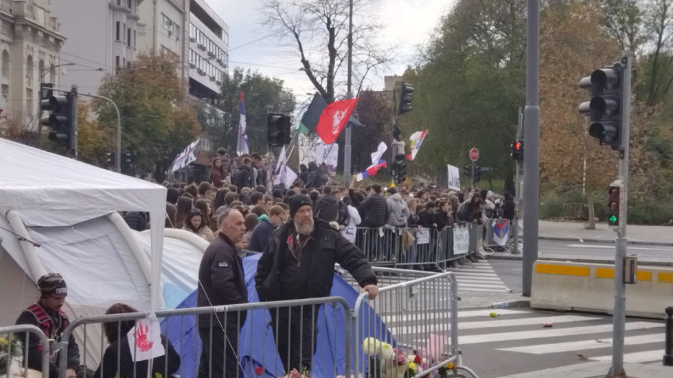 (FOTO) Dijana Hrka i Uglješa Mrdić i dalje štrajkuju glađu ispred Skupštine, blokirana raskrsnica Takovske i Bulevara