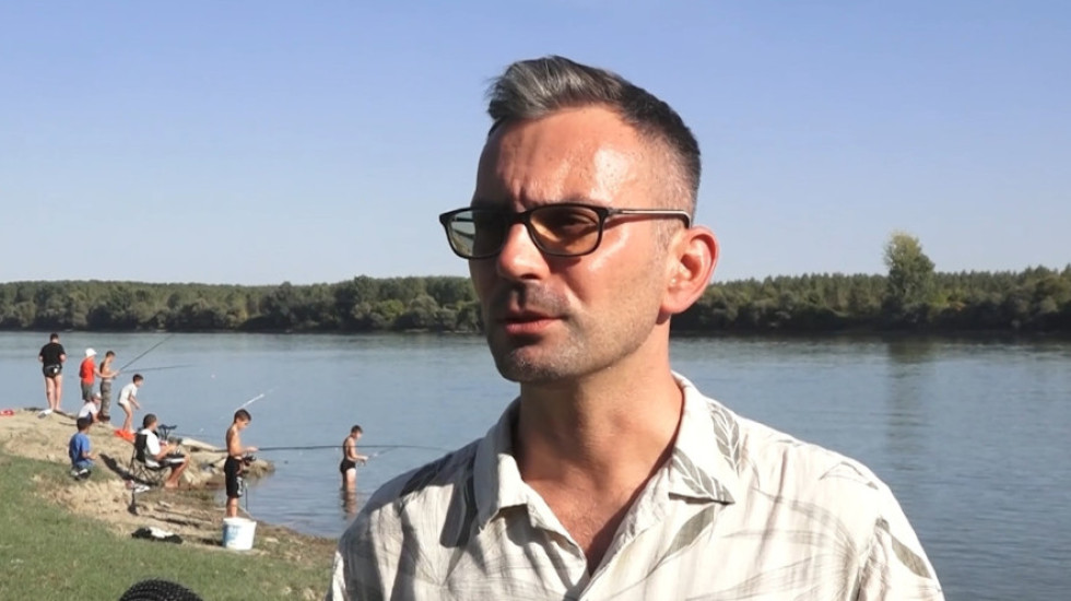"Nova dimenzija druženja": Nastavnik Stevan spaja zabavu i učenje, organizuje školsko takmičenje u pecanju na Dunavu