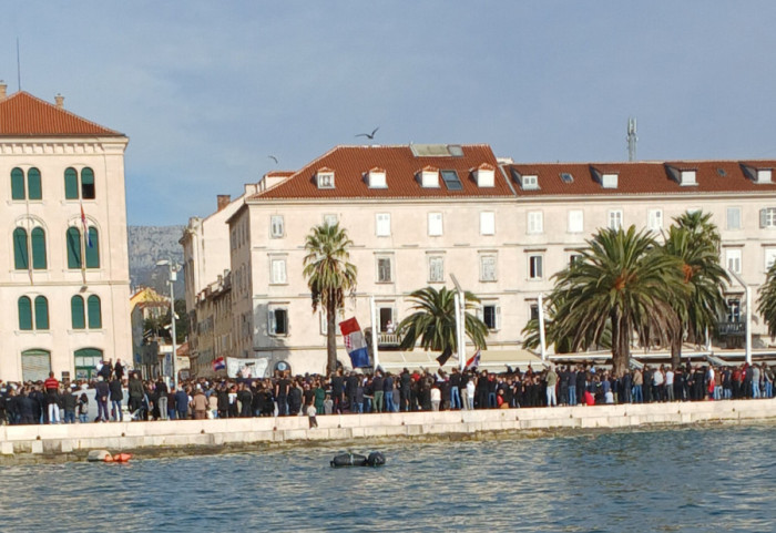 Ukinut pritvor devetorici osumnjičenih za nasilničko ponašanje prema srpskim folklorašima u Splitu