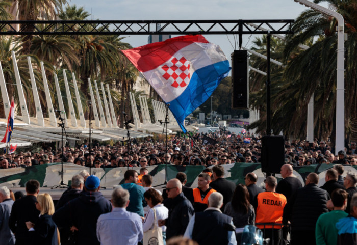 (FOTO) Na Splitskoj Rivi protest navijača Torcide zbog hapšenja devet izgrednika