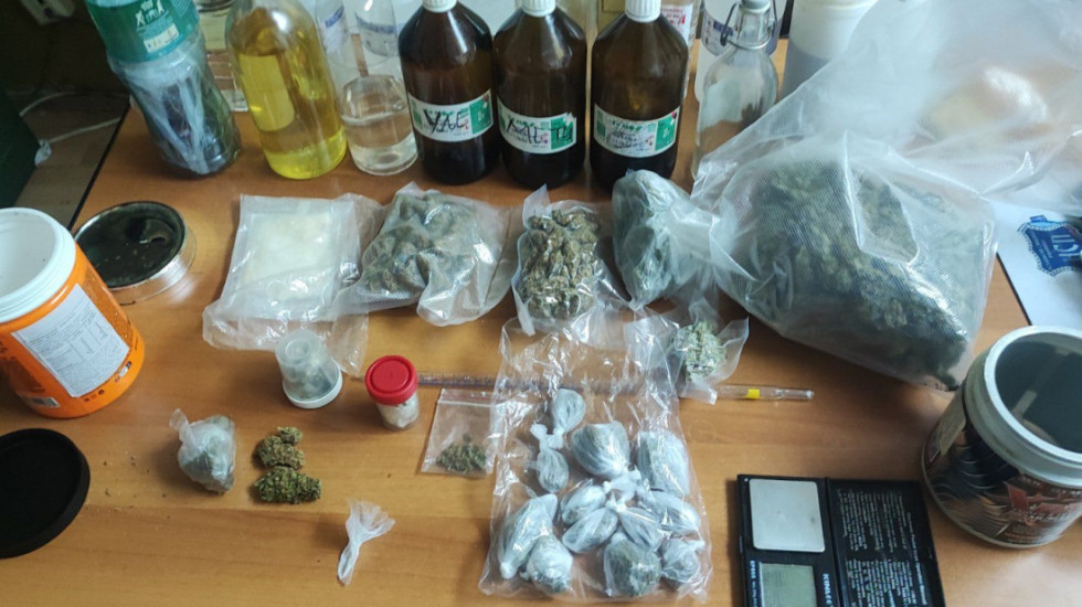 U stanu na Novom Beogradu otkrivena laboratorija za proizvodnju droge, uhapšen muškarac (51)