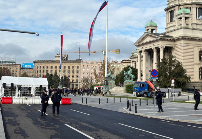Hitna pomoć odvela poslanika SNS koji štrajkuje glađu devet dana, saobraćaj na raskrsnici kod Skupštine u prekidu