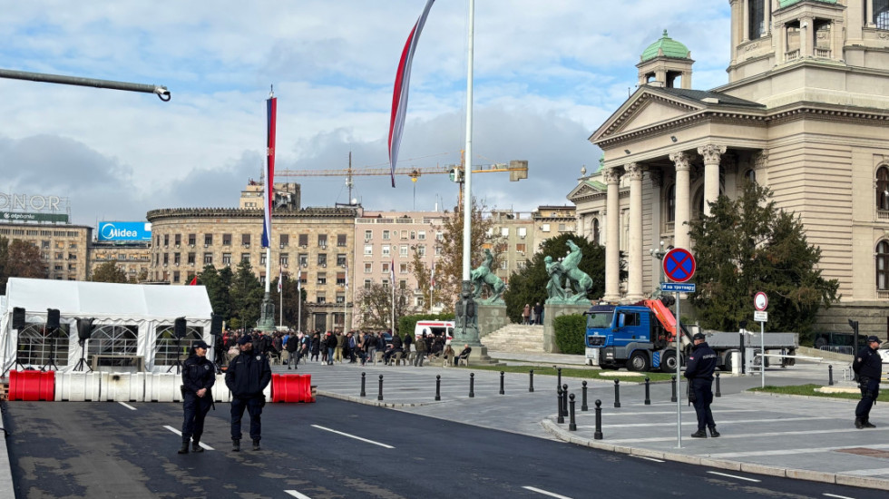 Hitna pomoć pružila pomoć poslaniku SNS koji štrajkuje glađu, Hrku obilaze građani, saobraćaj kod Skupštine u prekidu