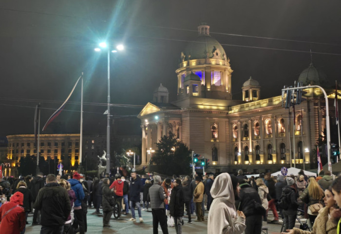 Hitna pomoć pružila pomoć poslaniku SNS koji štrajkuje glađu, Hrku obilaze građani, saobraćaj kod Skupštine u prekidu