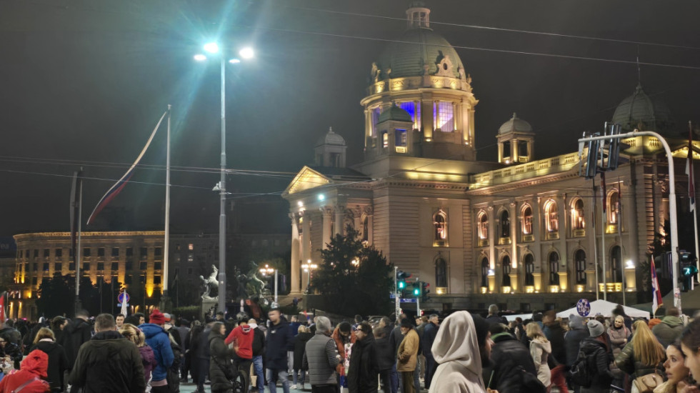 Hitna pomoć pružila pomoć poslaniku SNS koji štrajkuje glađu, Hrku obilaze građani, saobraćaj kod Skupštine u prekidu