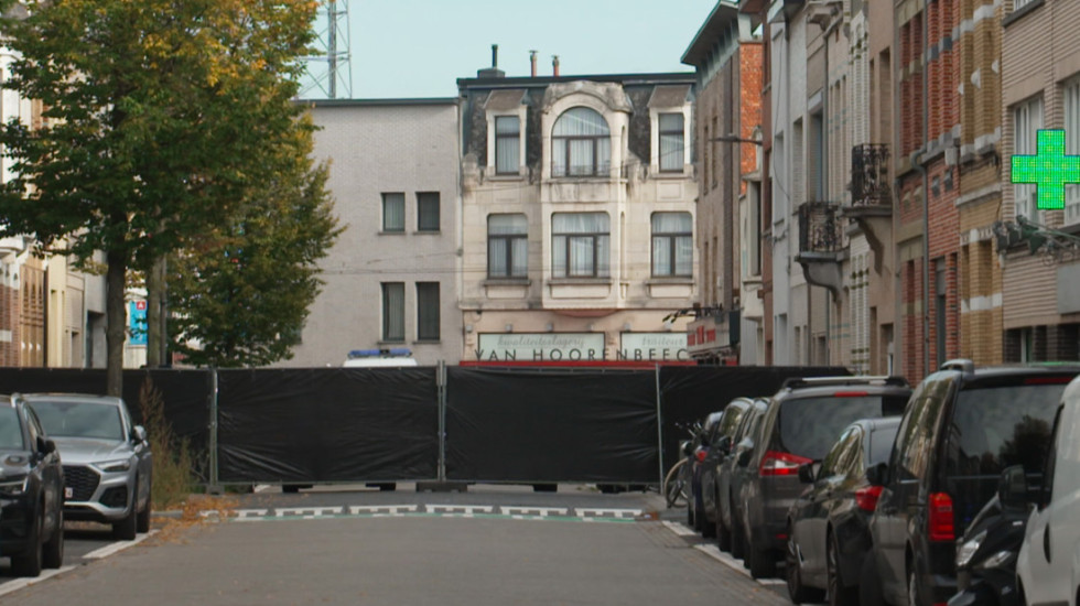 Pijani vozač udario 12 parkiranih automobila u Antverpenu, prolaznici ga zadržali do dolaska policije