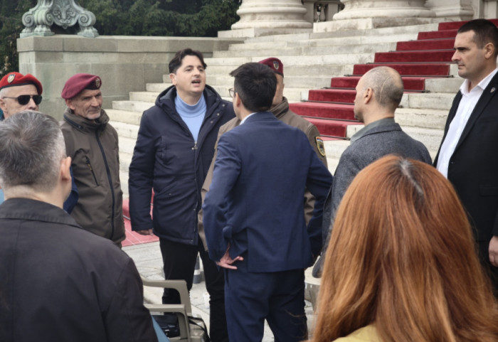 Poslanik SNS Uglješa Mrdić prevezen u Urgentni centar, Dijana Hrka nastavlja štrajk glađu i posle poziva Vučića