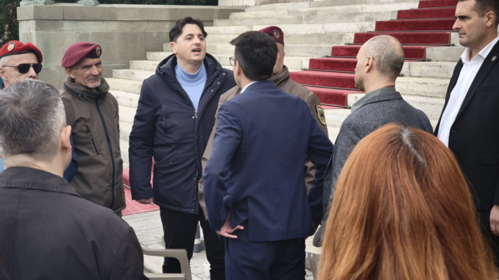 Poslanik SNS Uglješa Mrdić prevezen u Urgentni centar, Dijana Hrka nastavlja štrajk glađu i nakon Vučićevog poziva