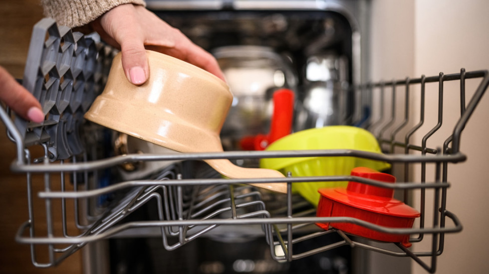 Kako se rešiti neugodnih mirisa iz mašine za pranje sudova
