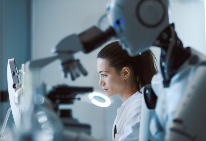 Lekari iz Škotske i SAD izveli prvu robotsku operaciju moždanog udara na svetu