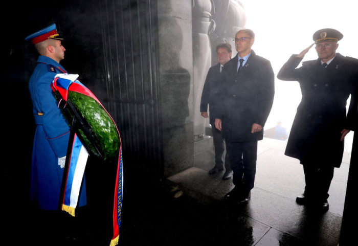 Macut u pratnji Gašića i Mojsilovića položio venac na Avali povodom Dana primirja