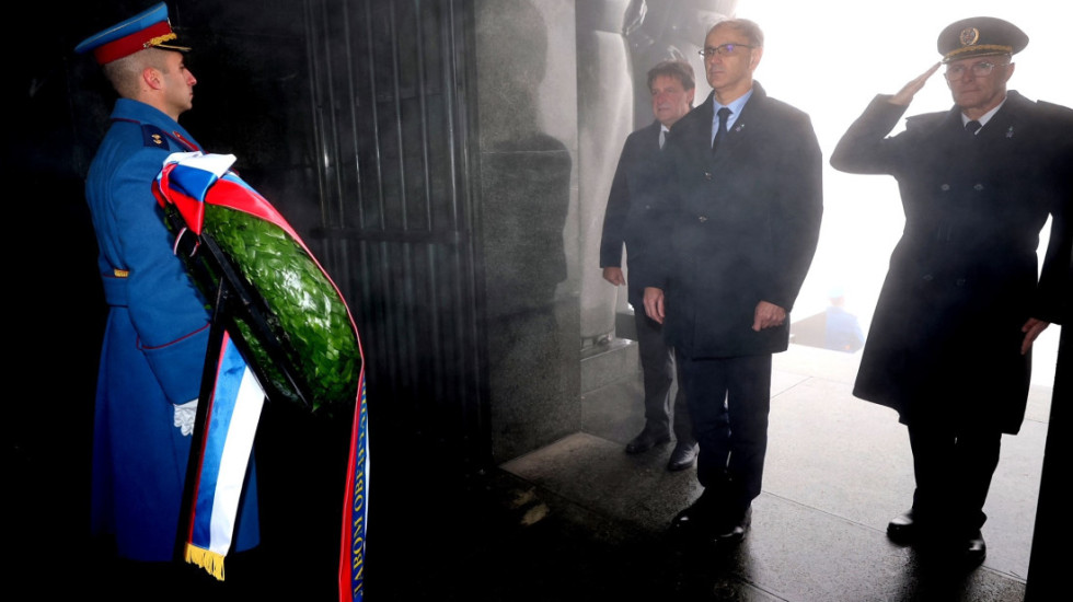 Macut u pratnji Gašića i Mojsilovića položio venac na Avali povodom Dana primirja