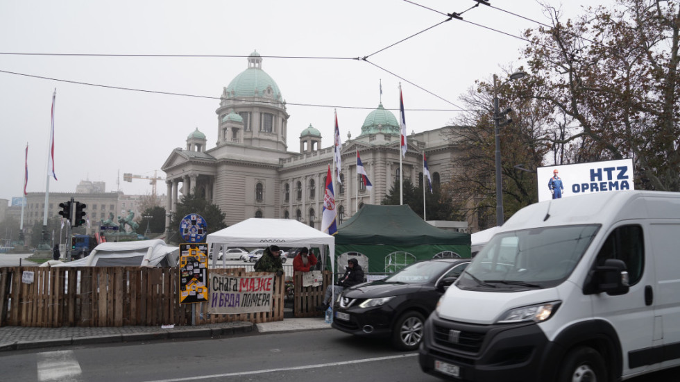 Lekar posetio Dijanu Hrku, koja od 2. novembra štrajkuje glađu ispred Skupštine Srbije