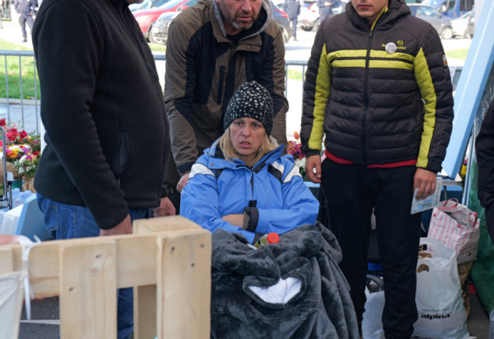 Lekar posetio Dijanu Hrku, koja od 2. novembra štrajkuje glađu ispred Skupštine Srbije