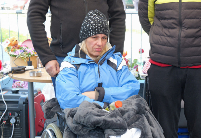 (VIDEO) Dijana Hrka napustila šator ispred Skupštine, ratni veterani je odvezli u privatnu bolnicu