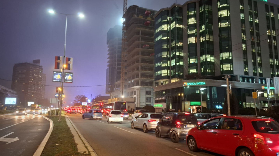 (FOTO/VIDEO) Saobraćajni kolaps u Beogradu: Najveće gužve na Novom Beogradu i Gazeli, zastoj i na Autokomandi