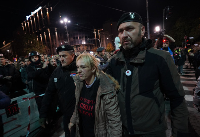 (VIDEO) Dijana Hrka napustila šator ispred Skupštine, ratni veterani je odvezli u privatnu bolnicu