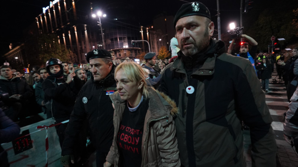 (VIDEO) Dijana Hrka se vratila u šator kod Skupštine nakon što je odvezena u privatnu bolnicu, nastavlja štrajk glađu