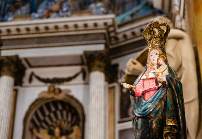 Italijanka lagala vernike da statua Bogorodice lije krvave suze, dobila 365.000 evra u donacijama, kupila statuu u BiH