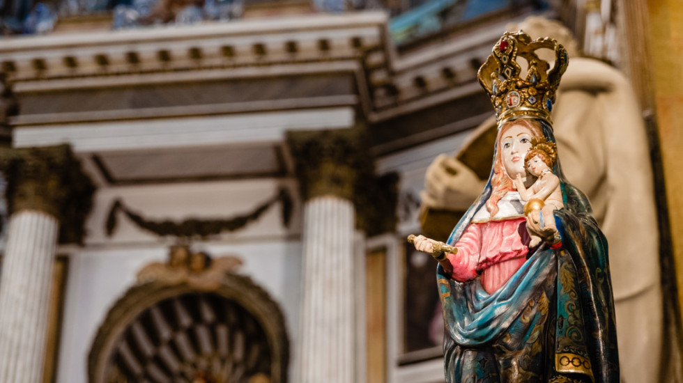 Italijanka lagala vernike da statua Bogorodice lije krvave suze, dobila 365.000 evra u donacijama, kupila statuu u BiH