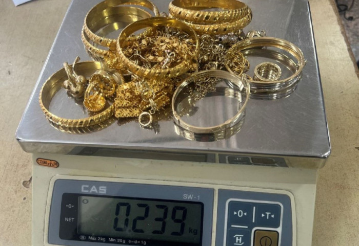 (FOTO) Zlatni nakit pronađen uvijen u duksericu: Sprečeno krijumčarenje na graničnom prelazu Gradina