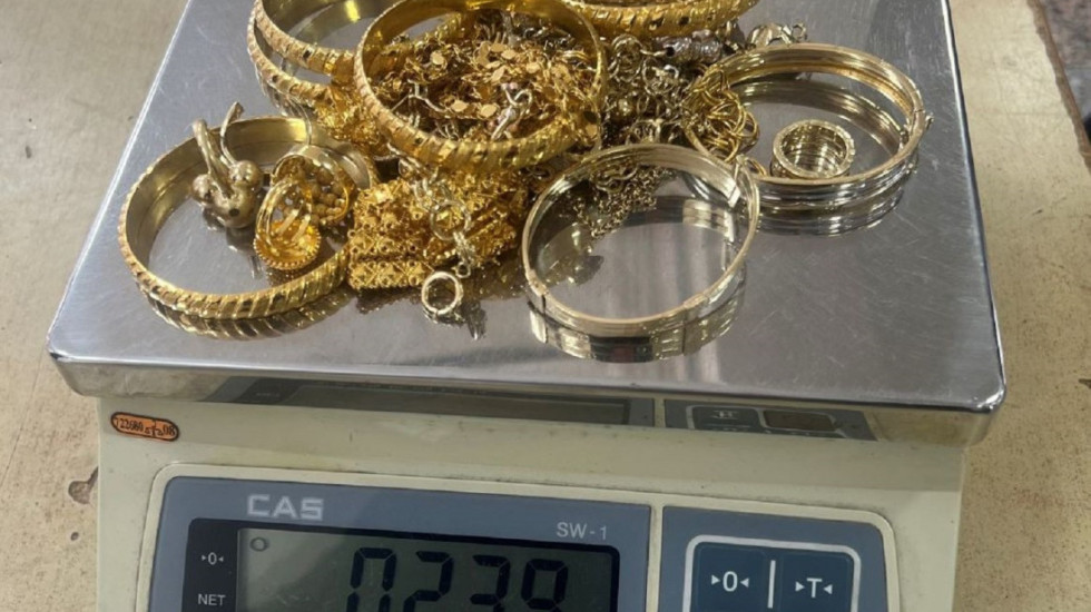 (FOTO) Zlatni nakit pronađen uvijen u duksericu: Sprečeno krijumčarenje na graničnom prelazu Gradina