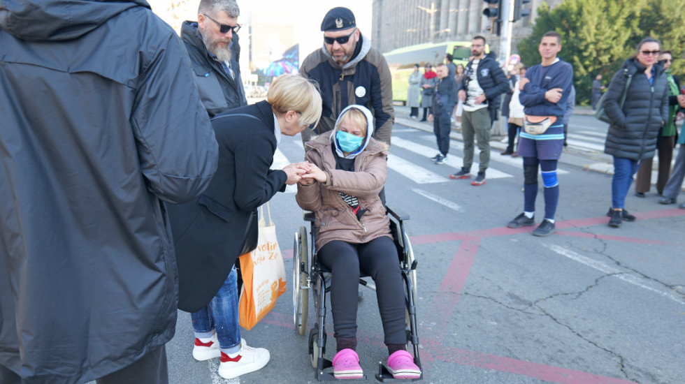 Štrajkuje glađu dve nedelje: Dijana Hrka ponovo primila infuziju, pa se vratila u šator ispred Skupštine Srbije