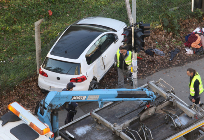 (FOTO/VIDEO) Automobil uleteo u grupu ljudi na pešačkom prelazu na Banjici, dve žene prevezene u Urgentni centar