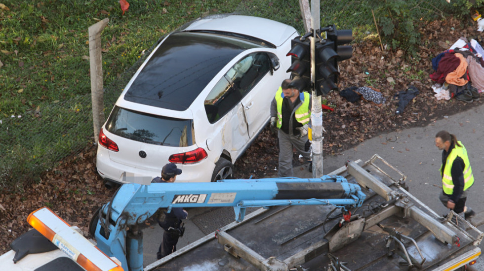 (FOTO/VIDEO) Automobil uleteo u grupu ljudi na pešačkom prelazu na Banjici, dve žene prevezene u Urgentni centar