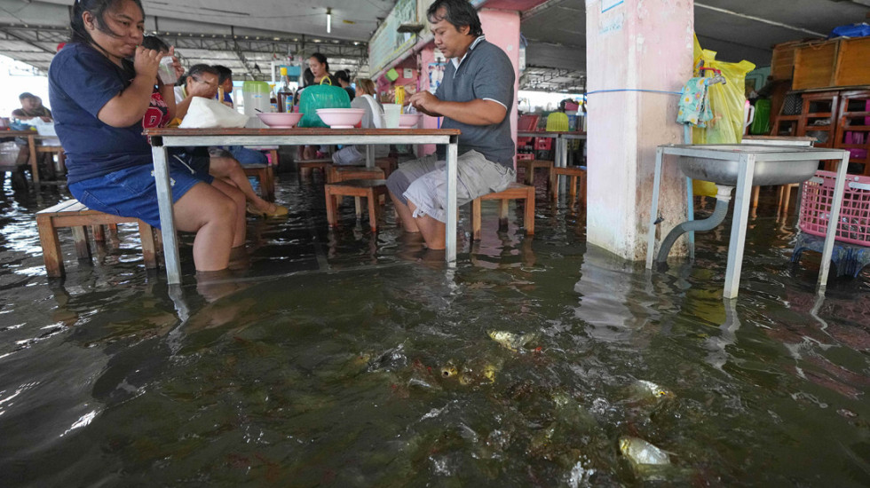 (FOTO) Poplavljeni restoran na Tajlandu postao senzacija: Gosti jedu okruženi ribama, vlasnica prezadovoljna posetom
