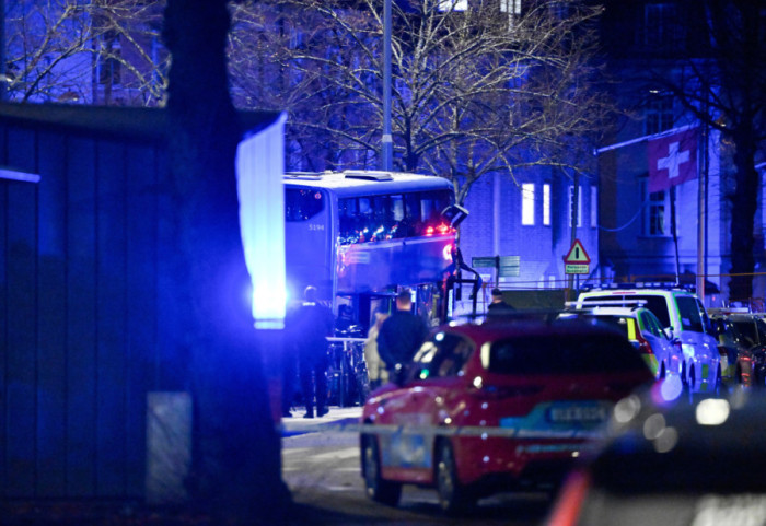 (FOTO) Poginule najmanje dve osobe, više povređeno u autobuskoj nesreći u Stokholmu