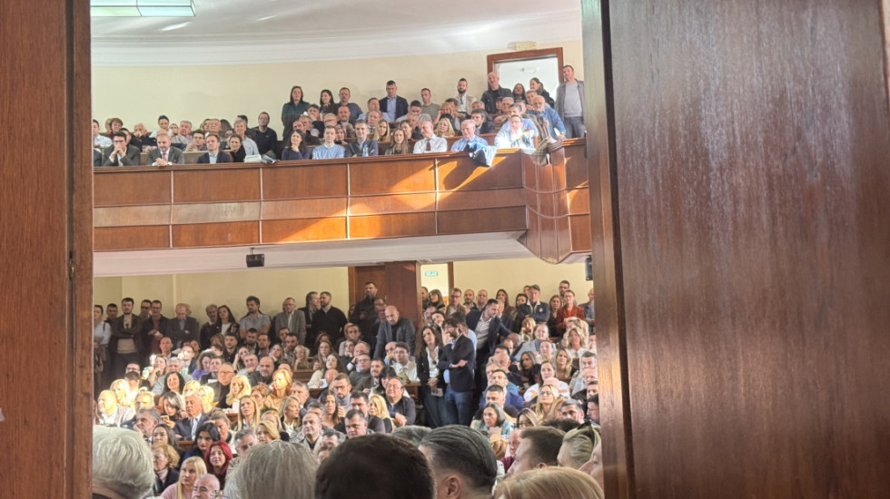 (FOTO) Počelo osmočasovno glasanje za članove svih organa u Advokatskoj komori Beograda, prethodila mu sednica