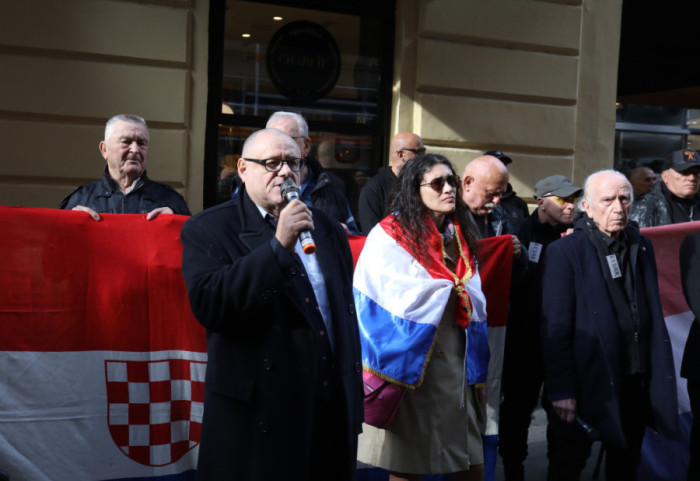 Nekoliko ekstremnih desničara protestovalo ispred Srpskog narodnog veća u Zagrebu
