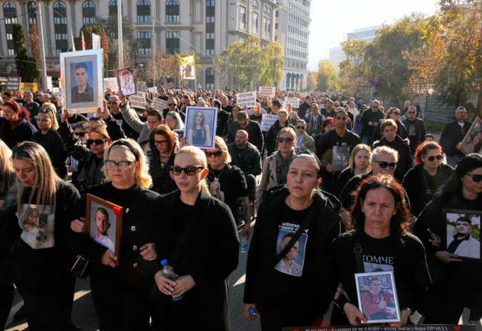 (FOTO) Porodice stradalih i građani održali marš za žrtve požara u Kočanima