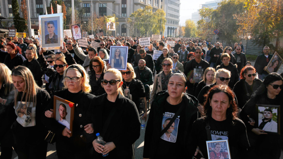 (FOTO) Porodice stradalih i građani održali marš za žrtve požara u Kočanima