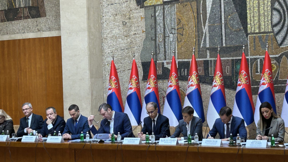 Vučić i ministri na vanrednoj sednici Vlade o sankcijama Naftnoj industriji Srbije