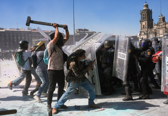 (FOTO) Protesti protiv kriminala i meksičke vlade: Povređeno 100 policajaca, uhapšeno 20 osoba