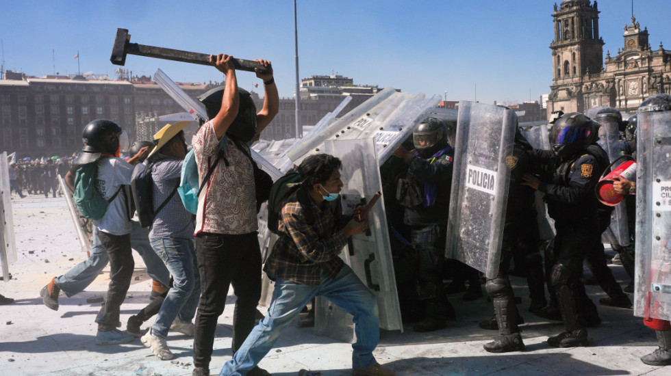 (FOTO) Protesti protiv kriminala i meksičke vlade: Povređeno 100 policajaca, uhapšeno 20 osoba