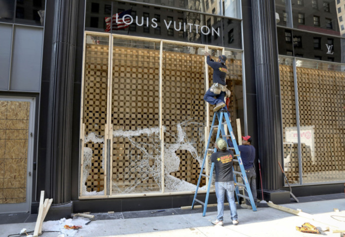Opljačkan butik Louis Vuitton u centru Rima, lopovi automobilom uleteli u izlog
