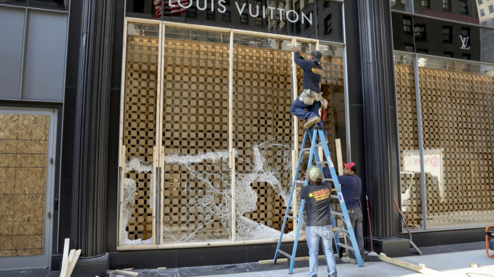 Opljačkan butik Louis Vuitton u centru Rima, lopovi automobilom uleteli u izlog